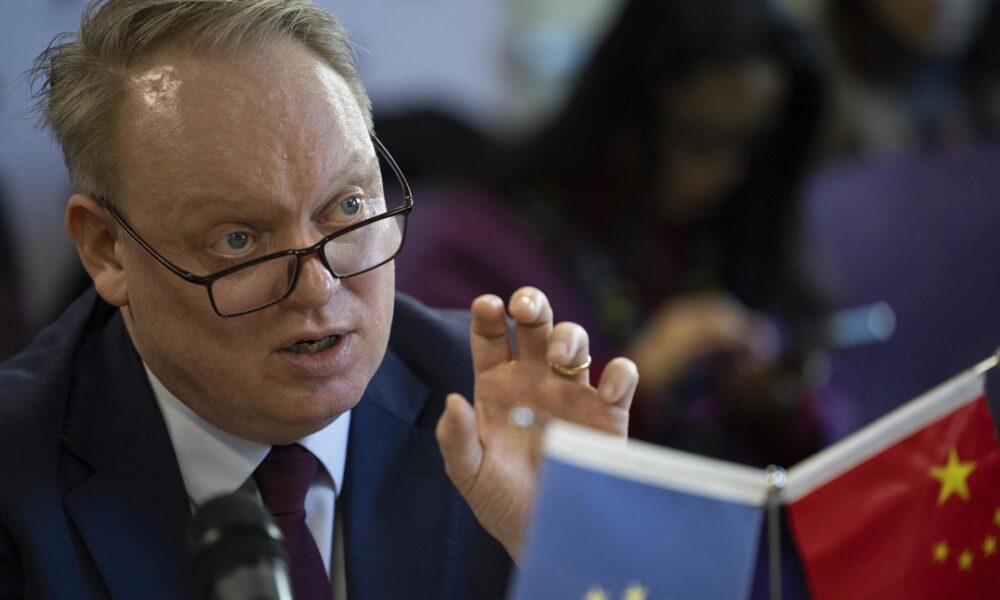 El presidente de la Cámara de Comercio Europea en China, Jens Eskelund, habla durante una conferencia de prensa en Beijing, China. EFE/EPA/ANDRES MARTINEZ CASARES