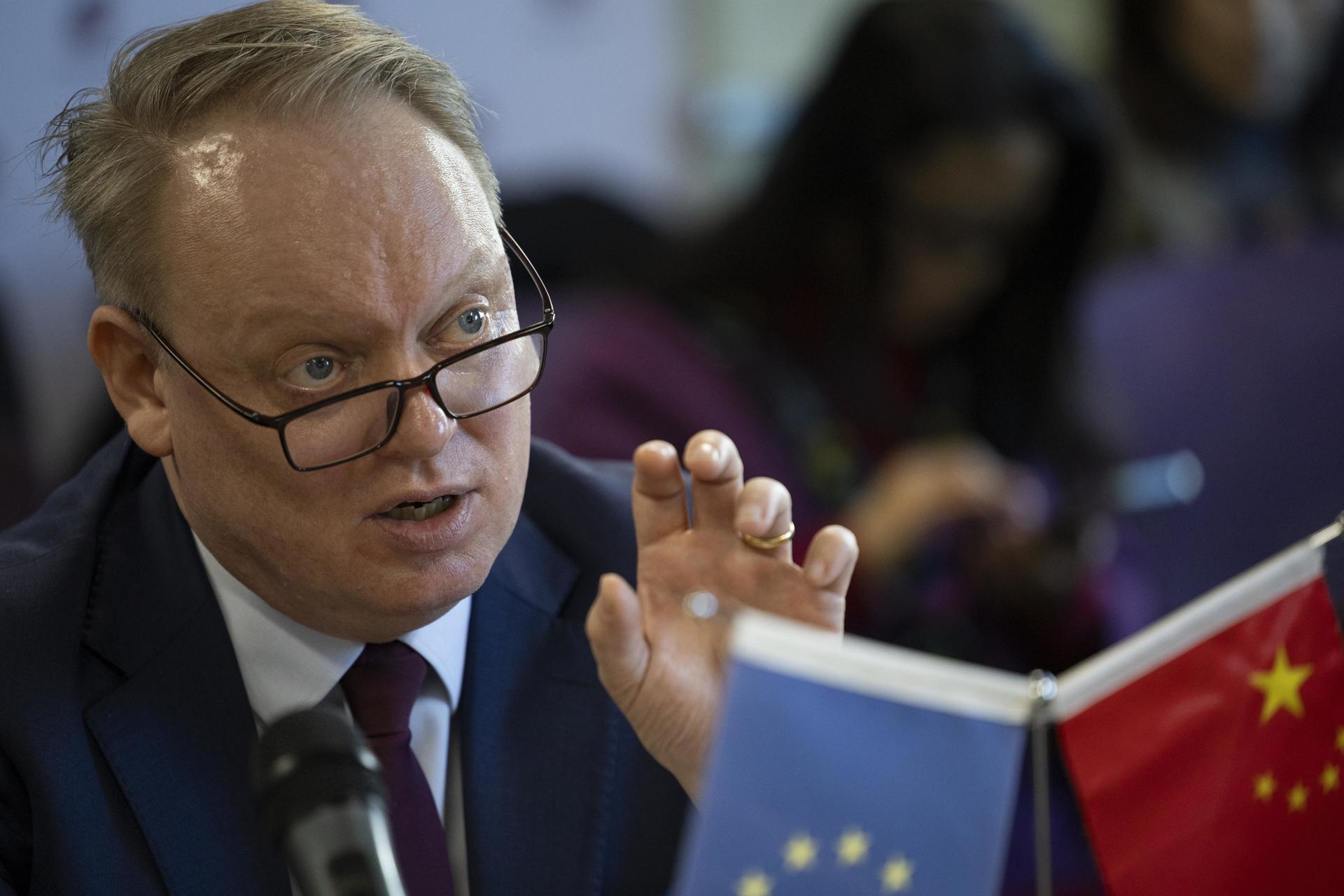 El presidente de la Cámara de Comercio Europea en China, Jens Eskelund, habla durante una conferencia de prensa en Beijing, China. EFE/EPA/ANDRES MARTINEZ CASARES