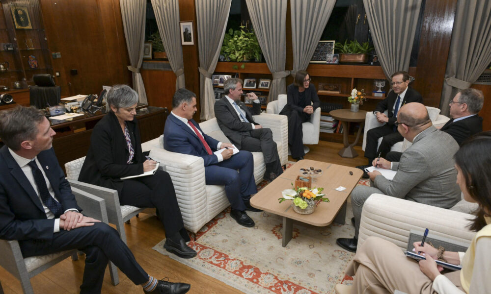 El presidente del Estado de Israel, Isaac Herzog, se reunió este miércoles con la presidenta de Cruz Roja Internacional, Mirjana Spoljaric, y su equipo, que se encuentra en el país para trabajar en los preparativos ante el acuerdo de tregua en la Franja de Gaza, que implicará el intercambio de rehenes por presos palestinos.-EFE/ Presidencia de Israel***SOLO USO EDITORIAL/SOLO DISPONIBLE PARA ILUSTRAR LA NOTICIA QUE ACOMPAÑA (CRÉDITO OBLIGATORIO)***