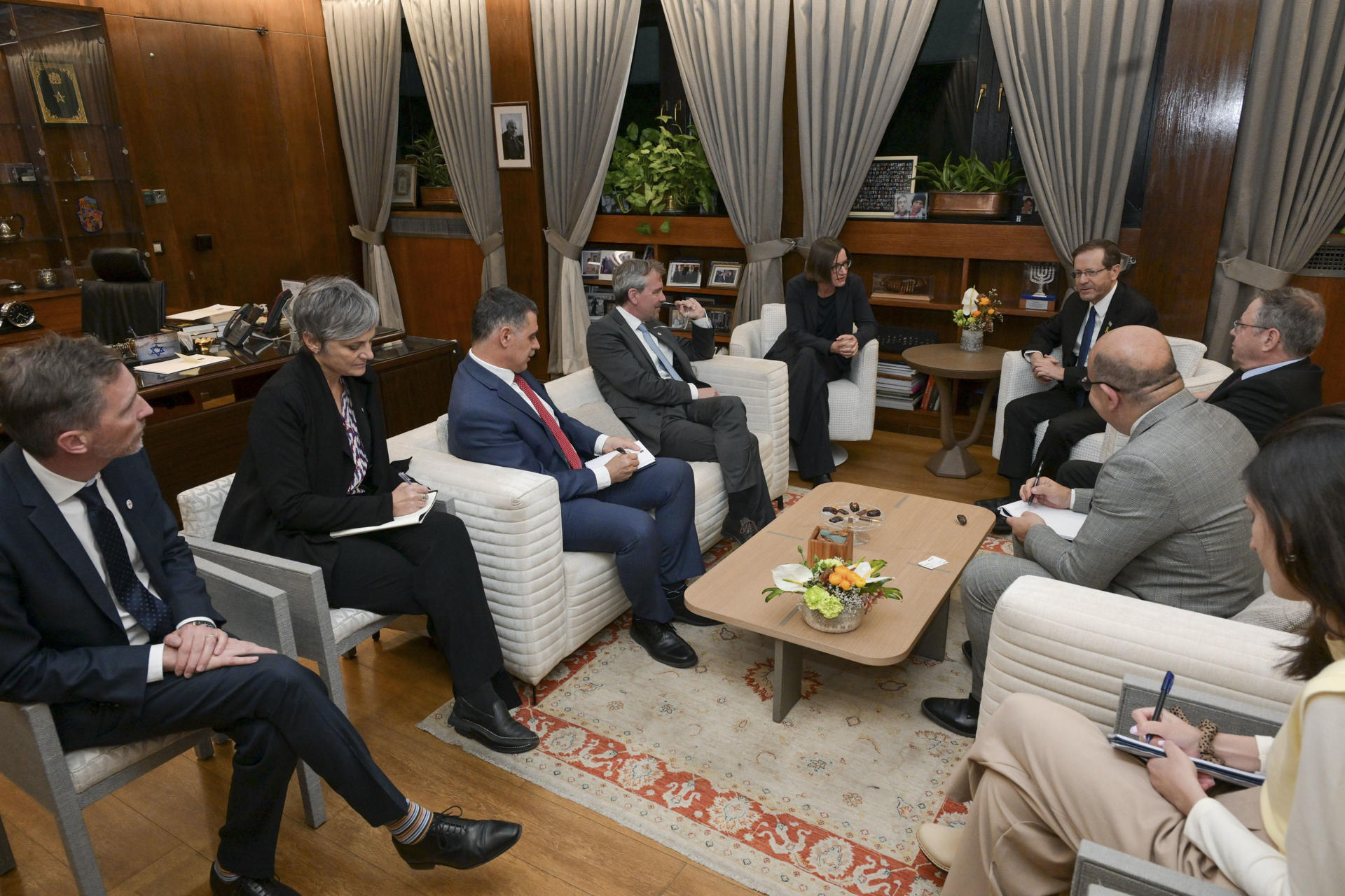 El presidente del Estado de Israel, Isaac Herzog, se reunió este miércoles con la presidenta de Cruz Roja Internacional, Mirjana Spoljaric, y su equipo, que se encuentra en el país para trabajar en los preparativos ante el acuerdo de tregua en la Franja de Gaza, que implicará el intercambio de rehenes por presos palestinos.-EFE/ Presidencia de Israel***SOLO USO EDITORIAL/SOLO DISPONIBLE PARA ILUSTRAR LA NOTICIA QUE ACOMPAÑA (CRÉDITO OBLIGATORIO)***