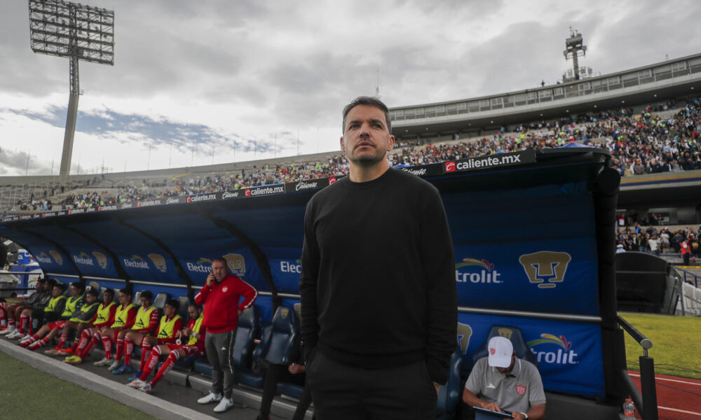 El entrenador de Necaxa Nicolás Larcamón asiste al partido de la primera jornada del torneo Clausura 2025 de la Liga MX entre Pumas y Necaxa en el estadio Olímpico Universitario de Ciudad de México (México). Archivo. EFE/ Isaac Esquivel