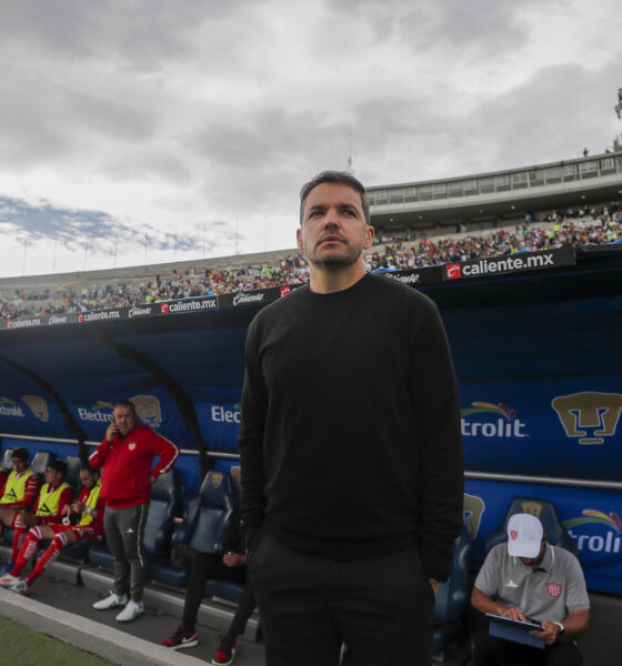 El entrenador de Necaxa Nicolás Larcamón asiste al partido de la primera jornada del torneo Clausura 2025 de la Liga MX entre Pumas y Necaxa en el estadio Olímpico Universitario de Ciudad de México (México). Archivo. EFE/ Isaac Esquivel