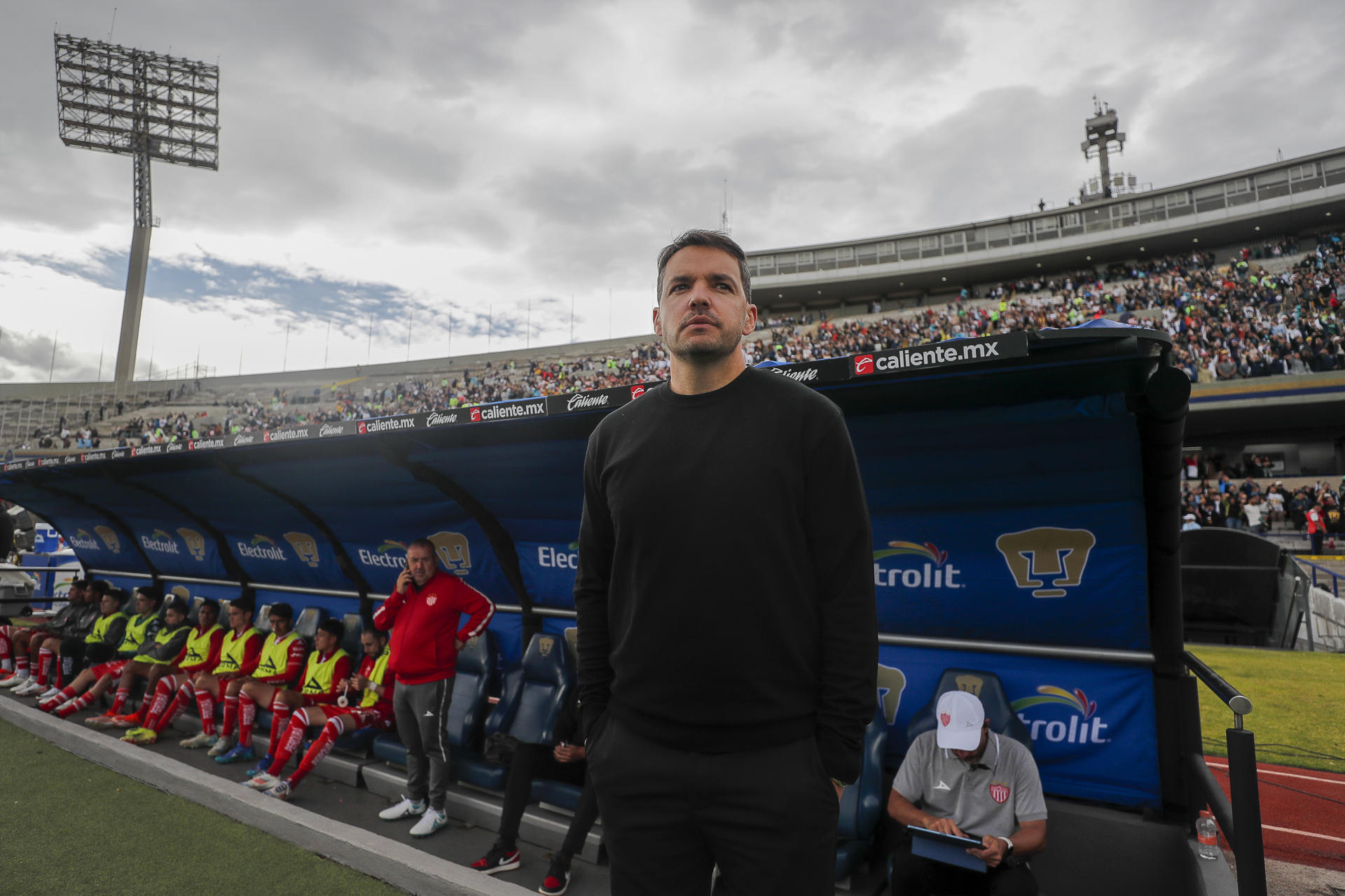 El entrenador de Necaxa Nicolás Larcamón asiste al partido de la primera jornada del torneo Clausura 2025 de la Liga MX entre Pumas y Necaxa en el estadio Olímpico Universitario de Ciudad de México (México). Archivo. EFE/ Isaac Esquivel