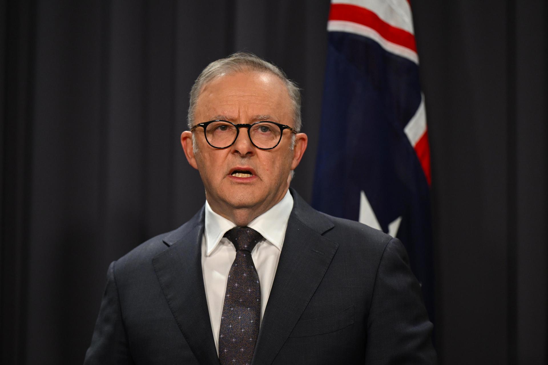 Canberra (Australia).- Fotografía de archivo (13/04/2024) que muestra al primer ministro de Australia, Anthony Albanese, en una rueda de prensa en Canberra. EFE/EPA/LUKAS COCH AUSTRALIA AND NEW ZEALAND OUT