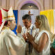 Fotografía cedida por la presidencia de Paraguay del Nuncio Apostólico en Paraguay, Vincenzo Turturro (i), el presidente de Paraguay, Santiago Peña (C) y la primera dama de Paraguay, Leticia Ocampos, participando durante una misa solemne en conmemoración del centenario del nacimiento de Chiquitunga, la primer beata Paraguaya, este domingo en Villarrica (Paraguay). EFE/ Presidencia De Paraguay