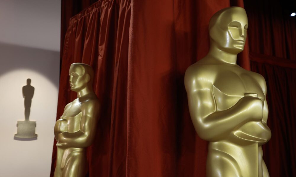 Fotografía de archivo de estatuas de los Oscar en la alfombra de llegadas durante los preparativos para la 95a ceremonia anual de los Premios Oscar en el Dolby Theatre en Hollywood, Los Ángeles, California, EE. UU. .EFE/EPA/John G. Mabanglo