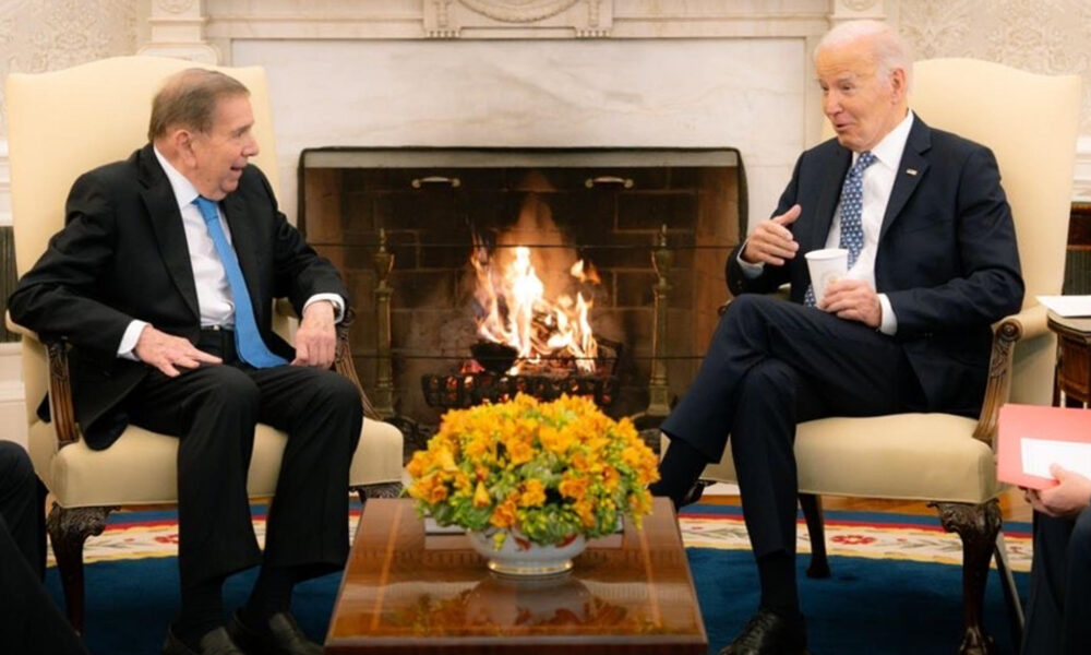 Fotografía cedida por la oficina de prensa de Edmundo González del líder opositor venezolano Edmundo González Urrutia (i) durante una reunión con el presidente de los Estados Unidos, Joe Biden, este lunes, en la Casa Blanca en Washington (EE.UU.). EFE/ Oficina de prensa de Edmundo González