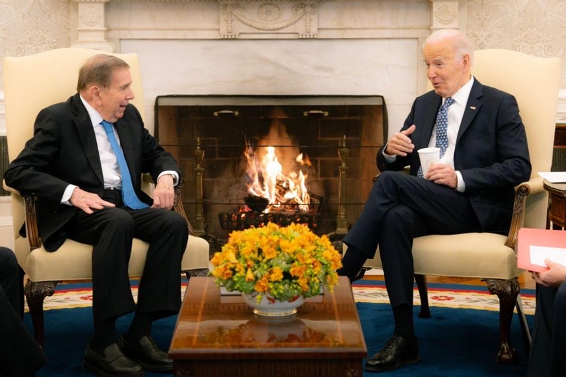 Fotografía cedida por la oficina de prensa de Edmundo González del líder opositor venezolano Edmundo González Urrutia (i) durante una reunión con el presidente de los Estados Unidos, Joe Biden, este lunes, en la Casa Blanca en Washington (EE.UU.). EFE/ Oficina de prensa de Edmundo González