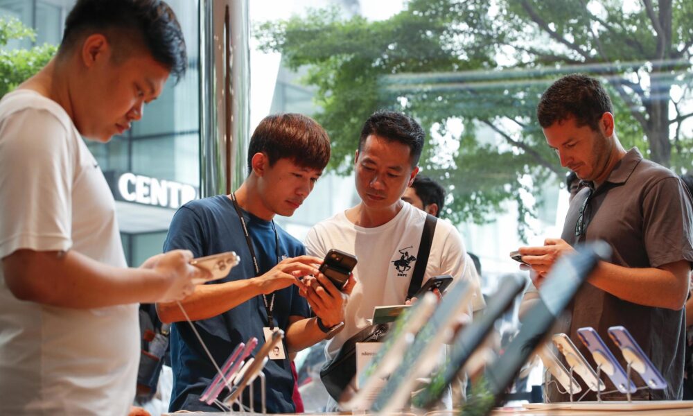 Fotografía de archivo en donde se ven clientes que compran un iPhone 16 en una Apple Store en Asia. EFE/RUNGROJ YONGRIT