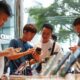 Fotografía de archivo en donde se ven clientes que compran un iPhone 16 en una Apple Store en Asia. EFE/RUNGROJ YONGRIT