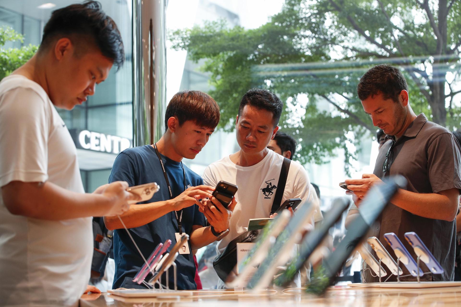 Fotografía de archivo en donde se ven clientes que compran un iPhone 16 en una Apple Store en Asia. EFE/RUNGROJ YONGRIT