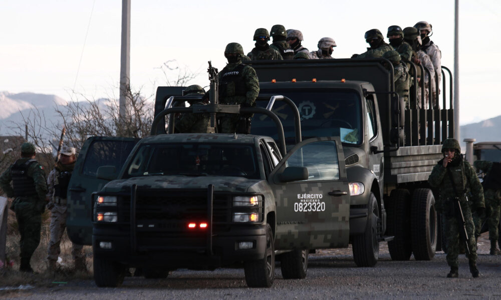 Fotografía de archivo del 9 de febrero de 2024 de personal del Ejercito Mexicano realizando labores de vigilancia en Ciudad Juárez, en Chihuahua (México). EFE/ Luis Torres