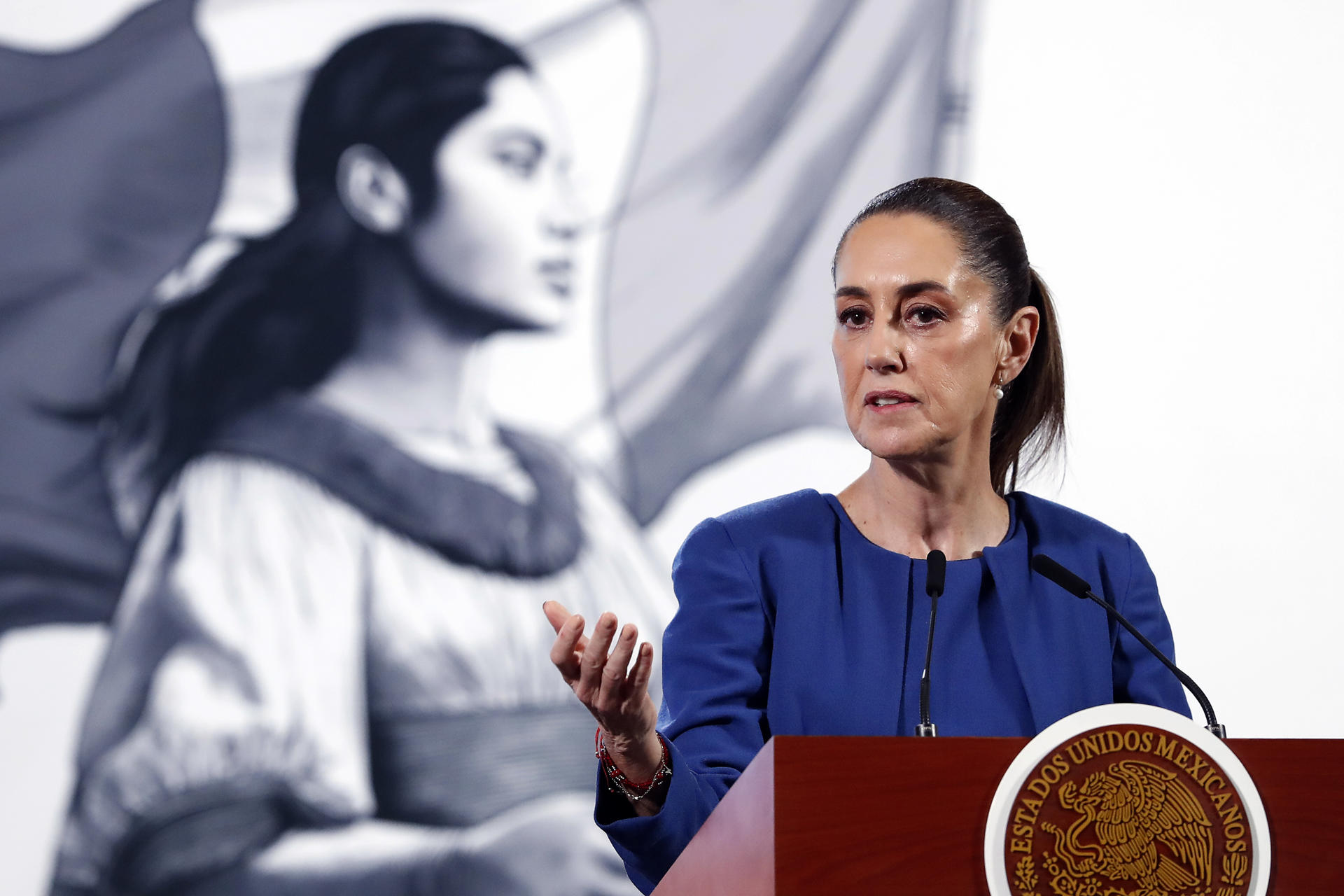 La presidenta de México, Claudia Sheinbaum, habla durante una rueda de prensa este viernes, en elPalacio Nacional de la Ciudad de México (México). EFE/ Mario Guzmán