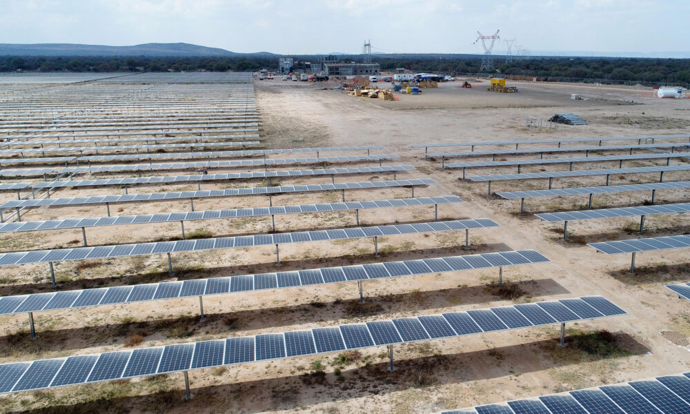 Fotografía de archivo de paneles solares en el municipio de Villa de Arriaga, en San Luis Potosí (México). EFE /Ulises Andrade