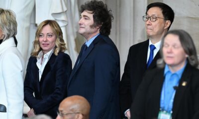 De izquierda a derecha, la Primera Ministra de Italia, Giorgia Meloni, el Presidente de Argentina, Javier Milei, y el Vicepresidente de China, Han Zheng, asisten a la ceremonia de investidura de Donald Trump en Washington, DC, EE. UU., 20 de enero de 2025. EFE/SAUL LOEB / POOL