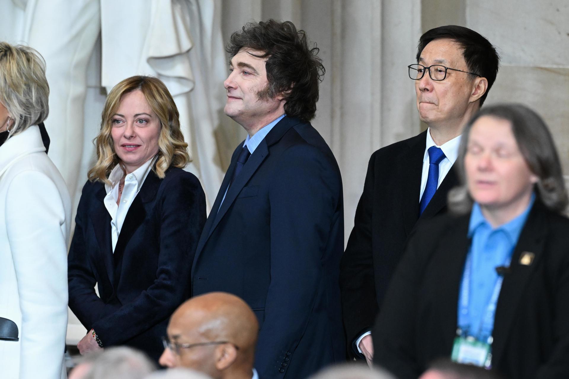 De izquierda a derecha, la Primera Ministra de Italia, Giorgia Meloni, el Presidente de Argentina, Javier Milei, y el Vicepresidente de China, Han Zheng, asisten a la ceremonia de investidura de Donald Trump en Washington, DC, EE. UU., 20 de enero de 2025. EFE/SAUL LOEB / POOL