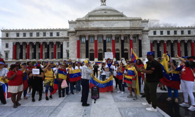 Ciudadanos venezolanos asisten a una manifestación este jueves, frente al capitolio en San Juan (Puerto Rico). EFE/ Thais Llorca