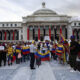 Ciudadanos venezolanos asisten a una manifestación este jueves, frente al capitolio en San Juan (Puerto Rico). EFE/ Thais Llorca