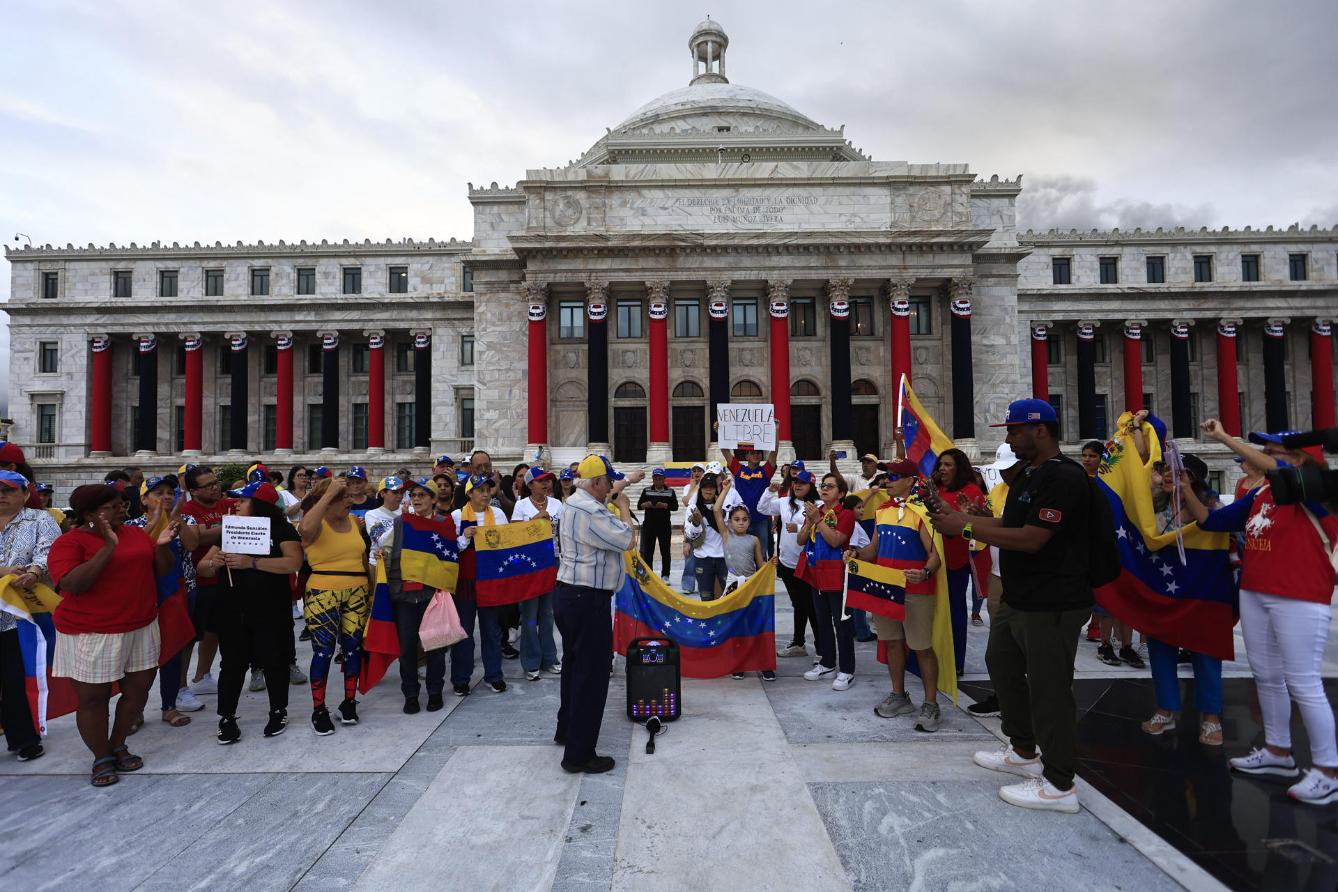 Ciudadanos venezolanos asisten a una manifestación este jueves, frente al capitolio en San Juan (Puerto Rico). EFE/ Thais Llorca