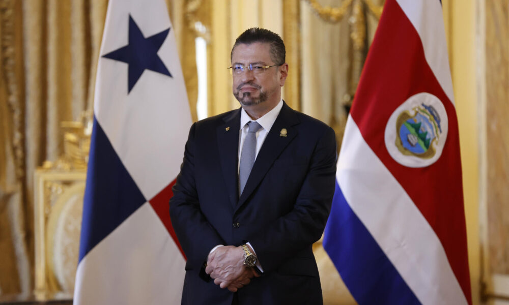 Fotografía de archivo del presidente de Costa Rica, Rodrigo Chaves Robles, durante una condecoración en su honor en el Salón Amarillo de la Presidencia, en Ciudad de Panamá (Panamá). EFE/ Bienvenido Velasco