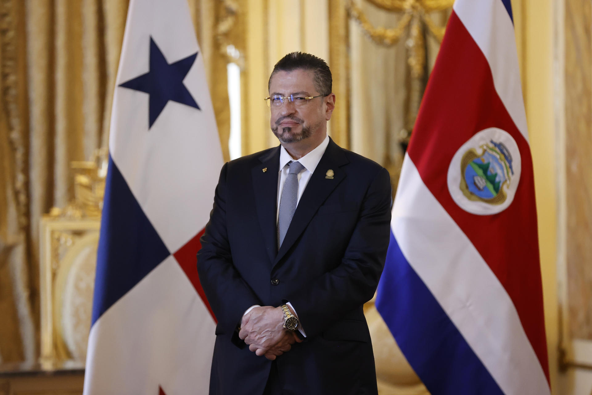 Fotografía de archivo del presidente de Costa Rica, Rodrigo Chaves Robles, durante una condecoración en su honor en el Salón Amarillo de la Presidencia, en Ciudad de Panamá (Panamá). EFE/ Bienvenido Velasco