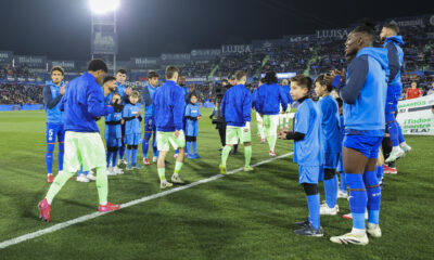 Los jugadores del Getafe hacen el pasillo de honor al FC Barcelona a su salida al terreno de juego antes del inicio del encuentro correspondiente a la jornada 20 de Laliga EA Sports que disputan hoy sábado Getafe y FC Barcelona en el Coliseum de Getafe. EFE / Kiko Huesca.