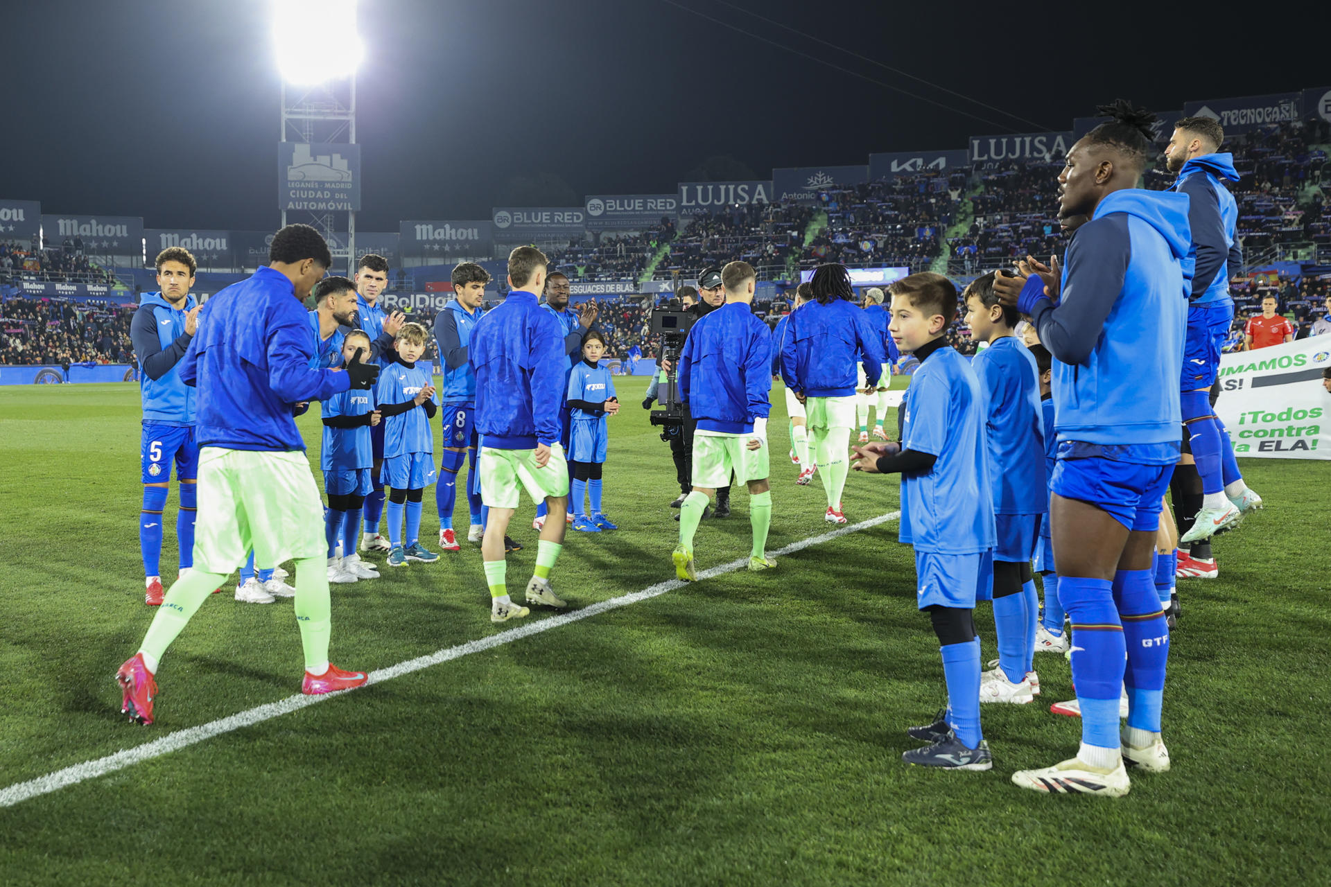 Los jugadores del Getafe hacen el pasillo de honor al FC Barcelona a su salida al terreno de juego antes del inicio del encuentro correspondiente a la jornada 20 de Laliga EA Sports que disputan hoy sábado Getafe y FC Barcelona en el Coliseum de Getafe. EFE / Kiko Huesca.