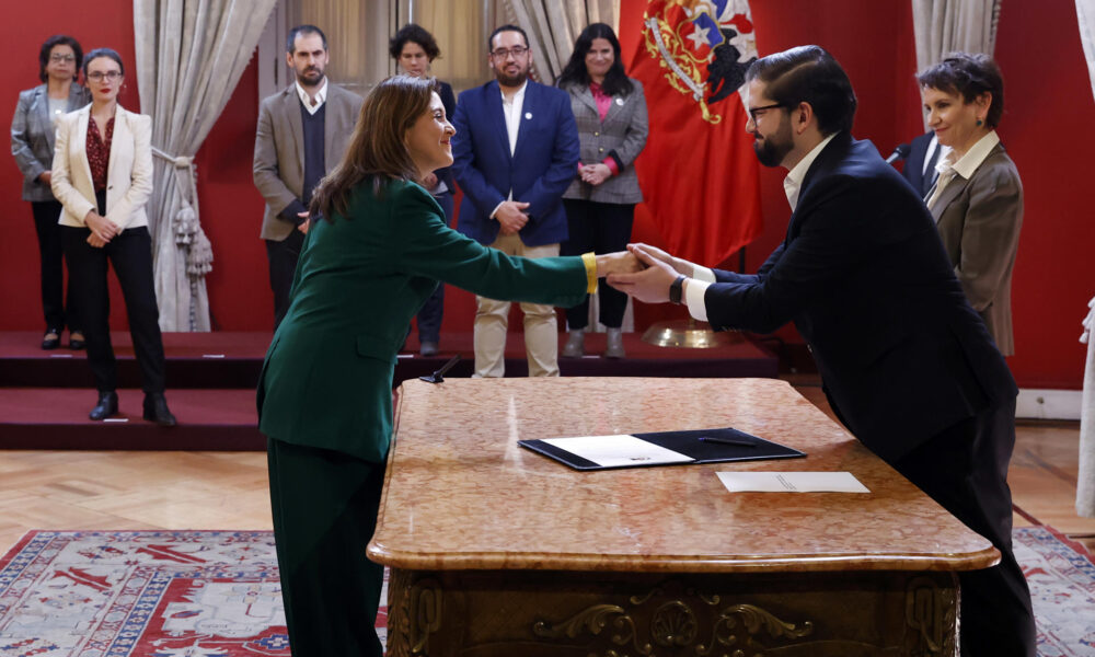 Fotografía de archivo de la ministra de Bienes Nacionales Marcela Sandoval ante el presidente Gabriel Boric (d). EFE/Elvis González