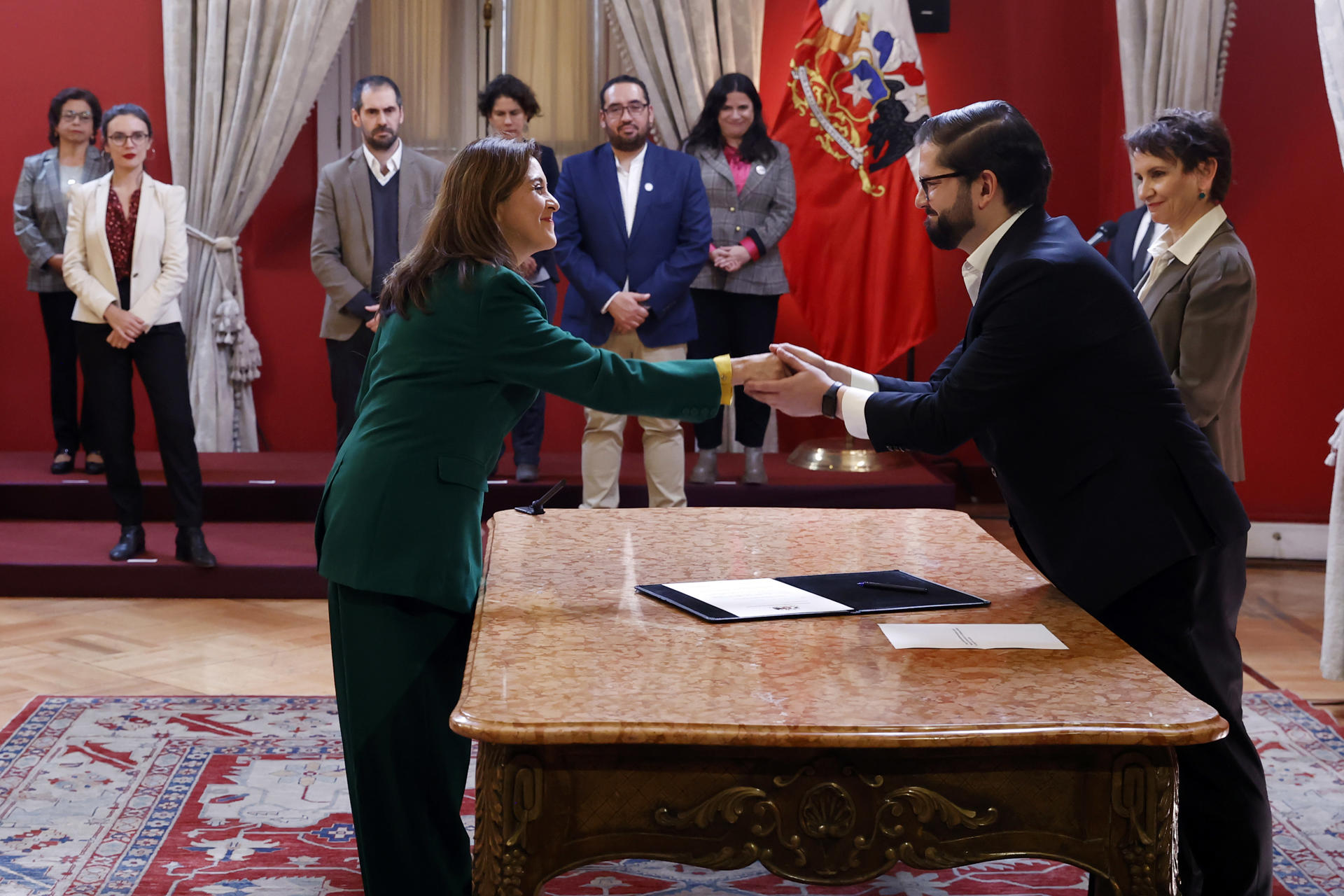 Fotografía de archivo de la ministra de Bienes Nacionales Marcela Sandoval ante el presidente Gabriel Boric (d). EFE/Elvis González