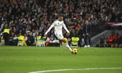 El delantero francés del Real Madrid Kylian Mbappé conduce el balón este domingo, durante un partido de la jornada 20 de LaLiga EA Sports, entre el Real Madrid y el UD Las Palmas, en el Estadio Santiago Bernabéu de Madrid. EFE/ Fernando Villar