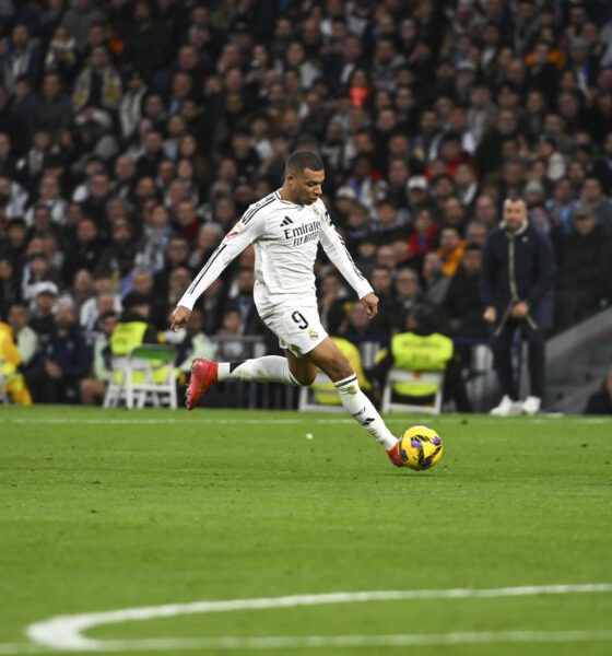 El delantero francés del Real Madrid Kylian Mbappé conduce el balón este domingo, durante un partido de la jornada 20 de LaLiga EA Sports, entre el Real Madrid y el UD Las Palmas, en el Estadio Santiago Bernabéu de Madrid. EFE/ Fernando Villar