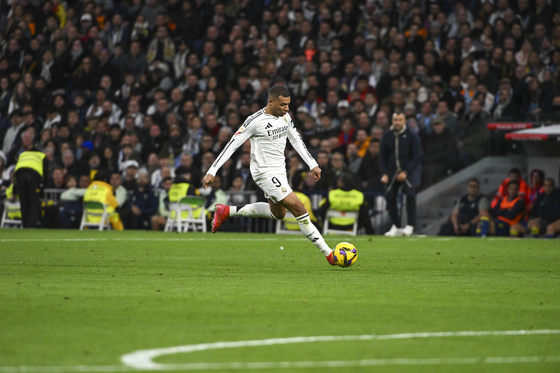 El delantero francés del Real Madrid Kylian Mbappé conduce el balón este domingo, durante un partido de la jornada 20 de LaLiga EA Sports, entre el Real Madrid y el UD Las Palmas, en el Estadio Santiago Bernabéu de Madrid. EFE/ Fernando Villar