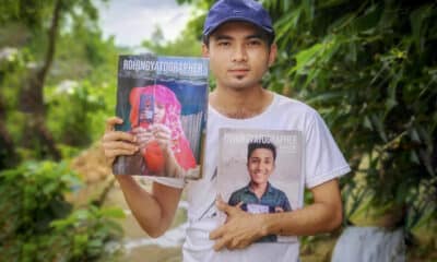 El rohinyá Sahat Zia Hero, fundador de Rohingyatographer, posa con varios números de la revista. Desde los platos y dulces tradicionales a las limitadas raciones de la ONU, refugiados rohinyás han publicado una revista con 500 fotografías de su gastronomía como una forma de sustento, identidad y resistencia en los precarios campos de Bangladés. EFE/ Mayyu Khan/Colectivo Rohingyatographer SOLO USO EDITORIAL/SOLO DISPONIBLE PARA ILUSTRAR LA NOTICIA QUE ACOMPAÑA (CRÉDITO OBLIGATORIO)