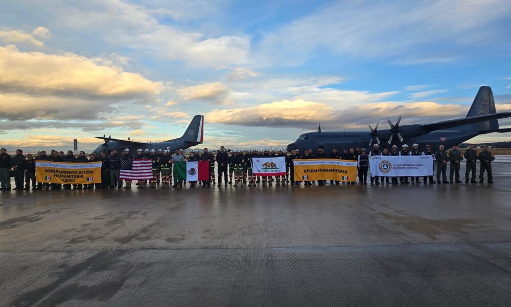 Fotografía cedida por la Presidencia de México, de un equipo de ayuda para combatir en California, Estados Unidos, los incendios forestales este sábado, desde el Aeropuerto Internacional Felipe Angeles, en el municipio de Zumpango (México). EFE/ Presidencia de México