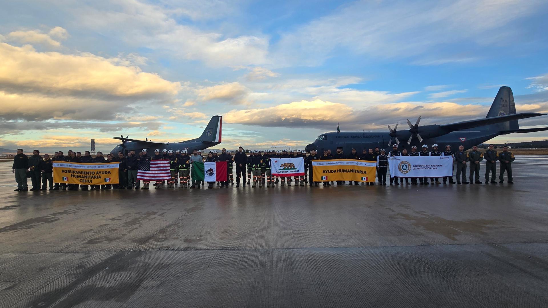 Fotografía cedida por la Presidencia de México, de un equipo de ayuda para combatir en California, Estados Unidos, los incendios forestales este sábado, desde el Aeropuerto Internacional Felipe Angeles, en el municipio de Zumpango (México). EFE/ Presidencia de México