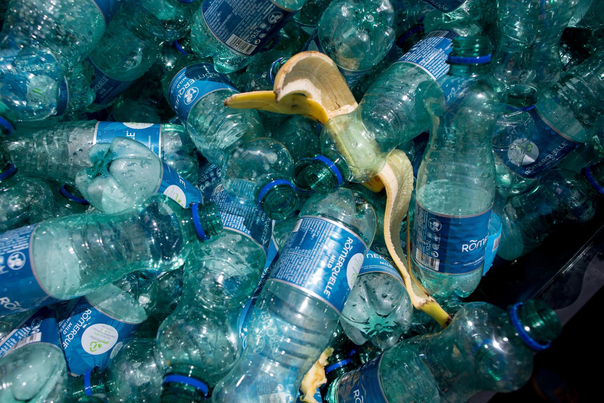 Imagen de archivo de varias botellas de plástico vacías y una piel de plátano en Viena, Austria. EFE/EPA/LISI NIESNER