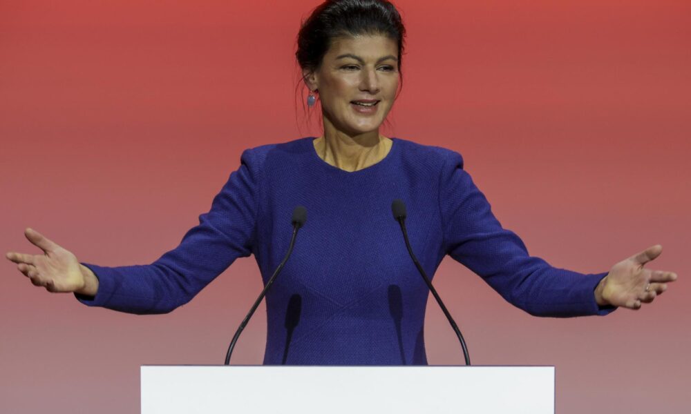 Bonn (Alemania), 12/01/2025.- Sahra Wagenknecht, copresidenta de la Alianza que lleva su nombre (BSW) se dirige a los asistentes a la conferencia del partido celebrada hoy en la ciudad alemana de Bonn ante las elecciones que tendrán lugar en Alemania el próximo febrero. EFE/EPA/CHRISTOPHER NEUNDORF