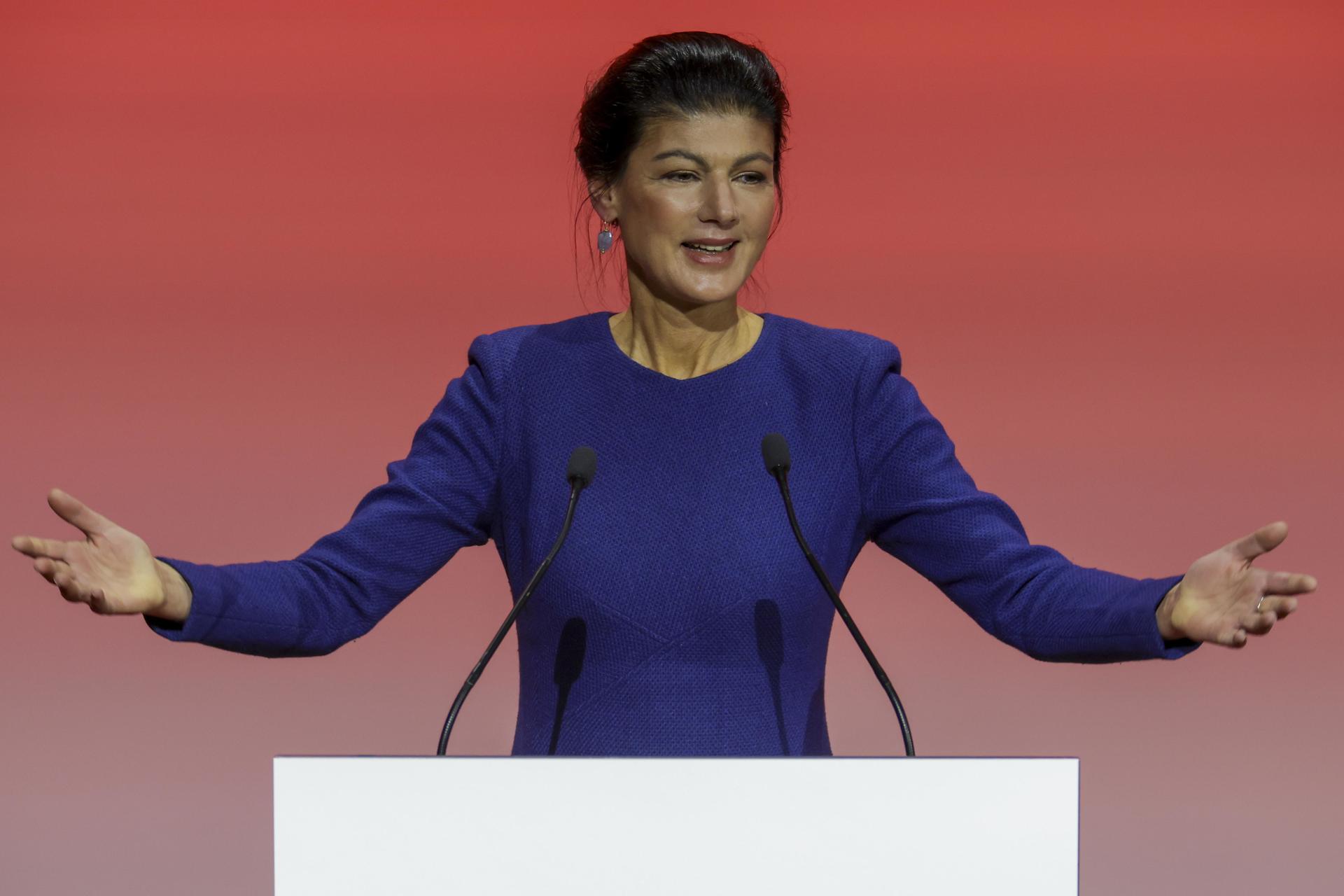 Bonn (Alemania), 12/01/2025.- Sahra Wagenknecht, copresidenta de la Alianza que lleva su nombre (BSW) se dirige a los asistentes a la conferencia del partido celebrada hoy en la ciudad alemana de Bonn ante las elecciones que tendrán lugar en Alemania el próximo febrero. EFE/EPA/CHRISTOPHER NEUNDORF