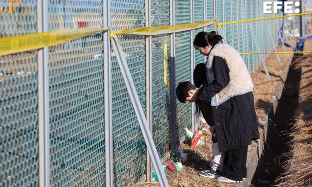 Imagen de familiares de las victimas del avión siniestrado en Muan, Corea del Sur. EFE/EPA/YONHAP SOUTH KOREA OUT