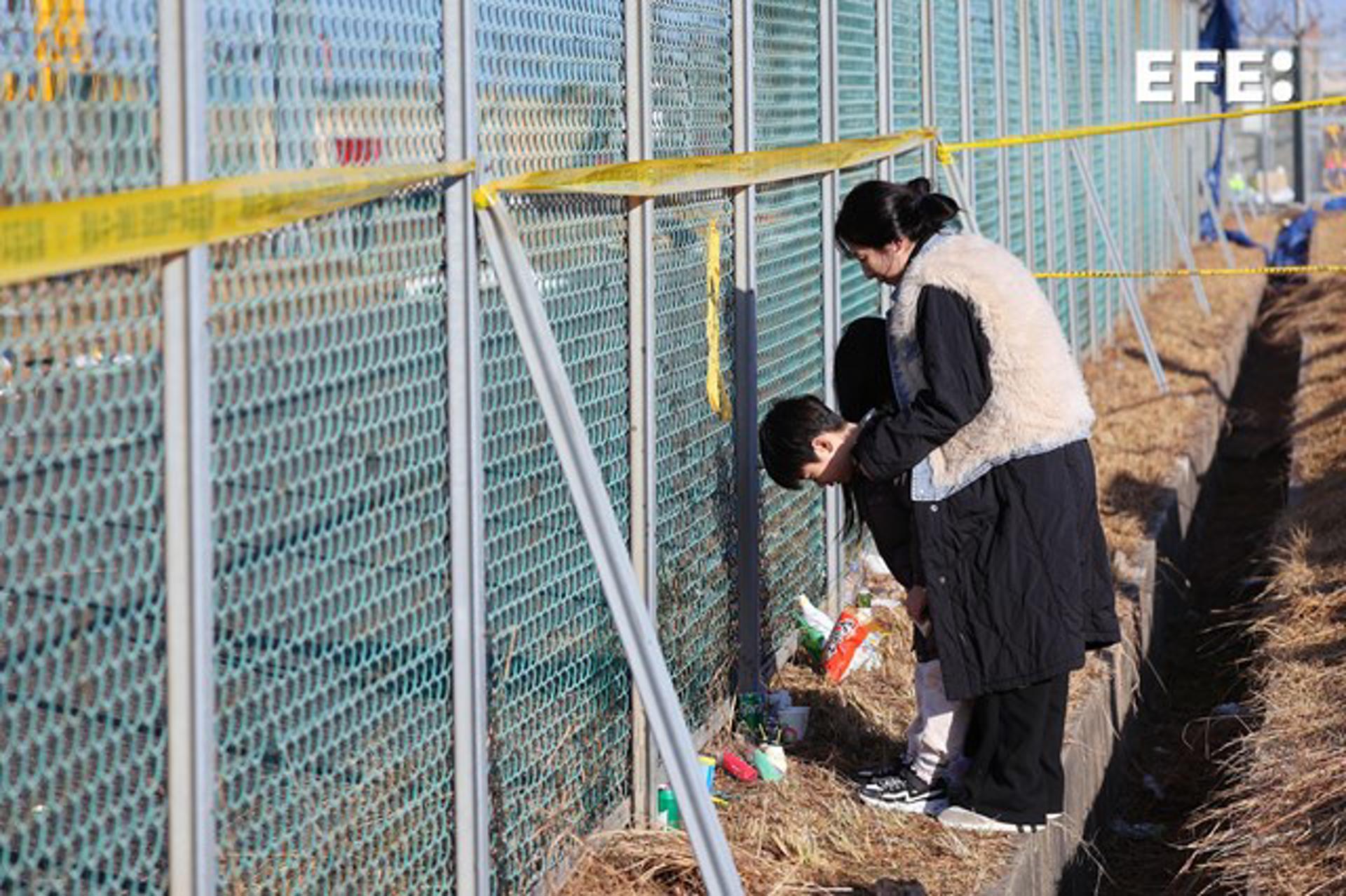 Imagen de familiares de las victimas del avión siniestrado en Muan, Corea del Sur. EFE/EPA/YONHAP SOUTH KOREA OUT