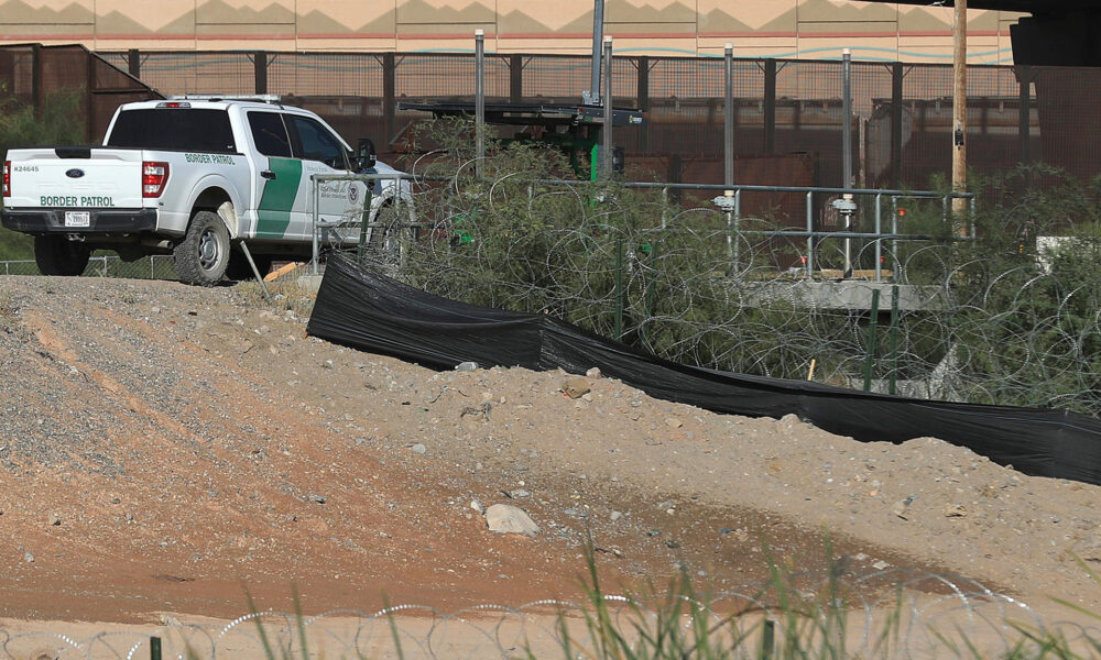 Integrantes de la Guardia Nacional del Estado de Texas, vigilan barricadas de alambre de púas, en el muro fronterizo de Ciudad Juárez en el estado de Chihuahua (México). Imagen de archivo. EFE/Luis Torres