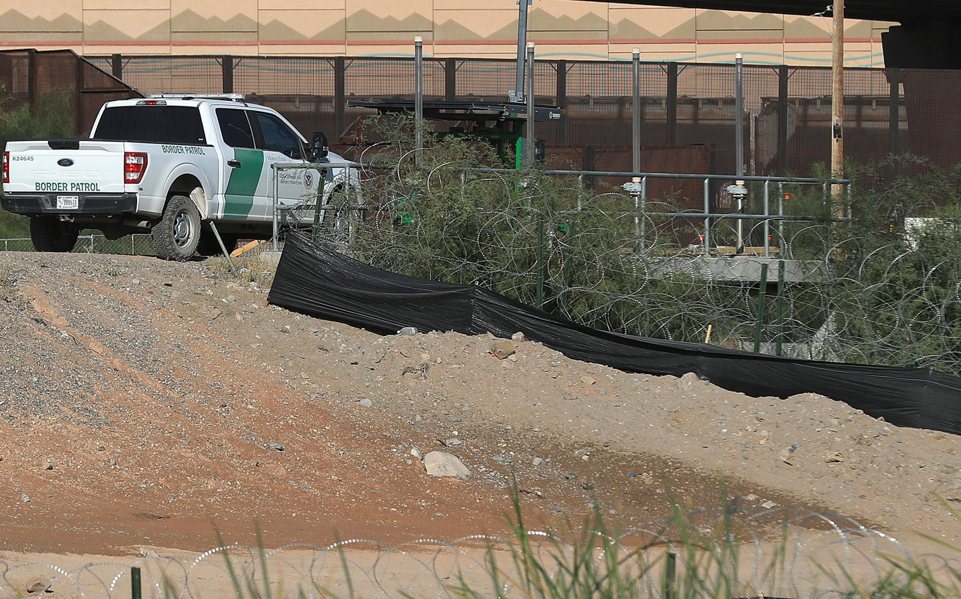 Integrantes de la Guardia Nacional del Estado de Texas, vigilan barricadas de alambre de púas, en el muro fronterizo de Ciudad Juárez en el estado de Chihuahua (México). Imagen de archivo. EFE/Luis Torres