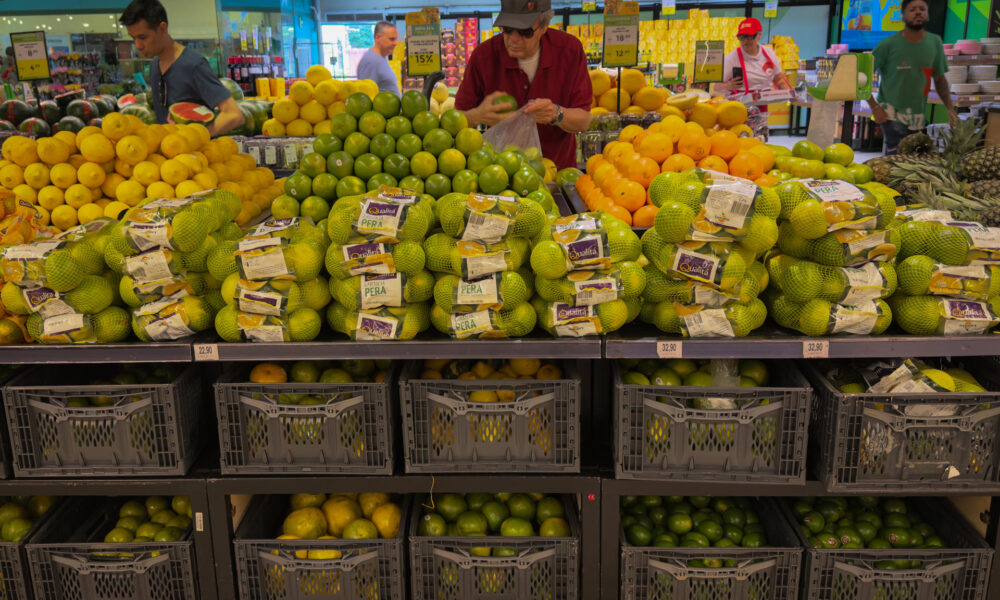 Fotografía de archivo donde se ve a un hombre comprando naranjas en un supermercado en São Paulo (Brasil). EFE/ Isaac Fontana ARCHIVO