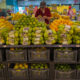 Fotografía de archivo donde se ve a un hombre comprando naranjas en un supermercado en São Paulo (Brasil). EFE/ Isaac Fontana ARCHIVO