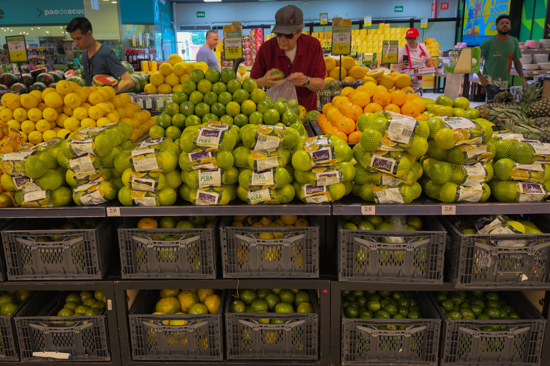 Fotografía de archivo donde se ve a un hombre comprando naranjas en un supermercado en São Paulo (Brasil). EFE/ Isaac Fontana ARCHIVO