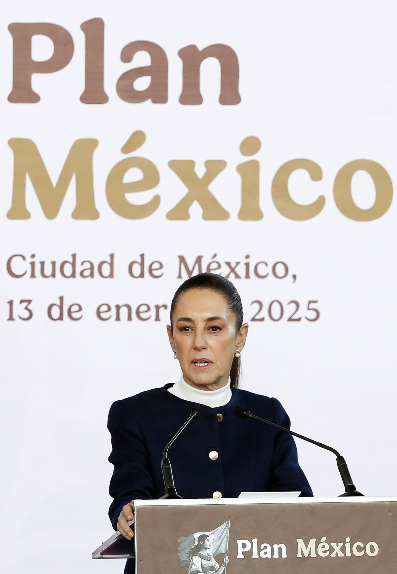 La Presidenta de México, Claudia Sheinbaum, habla durante la presentación del 'Plan México' este lunes, en el Museo Nacional de Antropología e Historia de la Ciudad de México (México). EFE/ Mario Guzmán