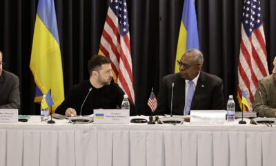 El presidente de Ucrania, Volodimir Zelenski (2 izq), habla con el secretario norteamericano de Defensa, Lloyd J. Austin III (2 dha), durante la reunión del Grupo de Contacto sobre Ucrania que se celebró en la base de Ramstein (Alemania). EFE/EPA/RONALD WITTEK