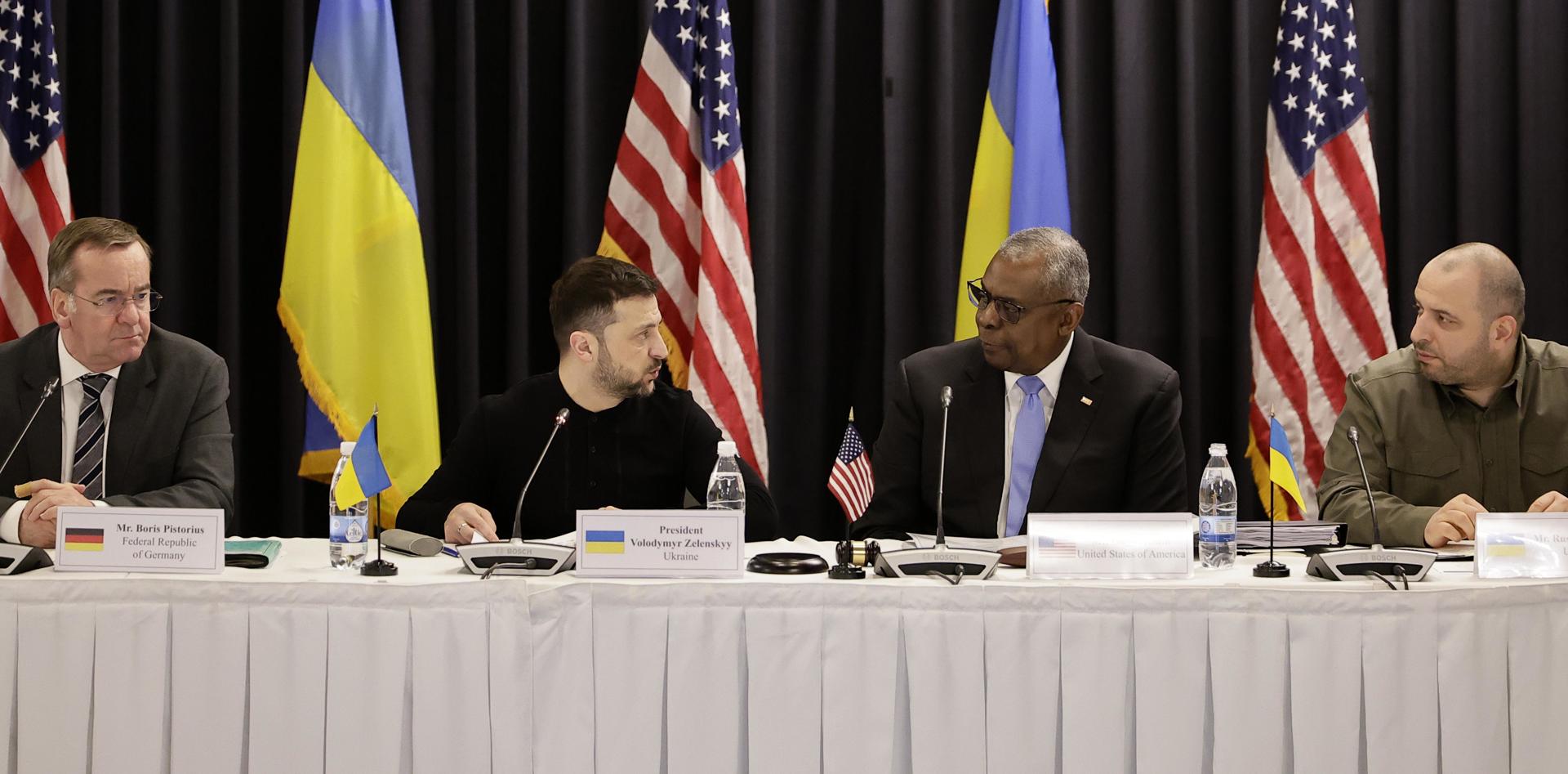 El presidente de Ucrania, Volodimir Zelenski (2 izq), habla con el secretario norteamericano de Defensa, Lloyd J. Austin III (2 dha), durante la reunión del Grupo de Contacto sobre Ucrania que se celebró en la base de Ramstein (Alemania). EFE/EPA/RONALD WITTEK