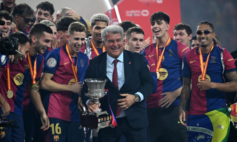 La plantilla y Laporta con el trofeo tras el partido de la final de la Supercopa de España de fútbol entre el Real Madrid y el FC Barcelona, este domingo en Yeda, Arabia Saudí. EFE/EPA/STR