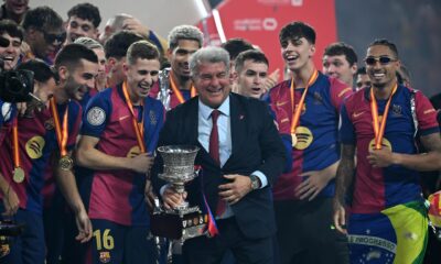 Los jugadores del FC Barcelona celebran la victoria con sus medallas tras el partido de la final de la Supercopa de España de fútbol entre el Real Madrid y el FC Barcelona, este domingo en Yeda, Arabia Saudí. EFE/ Alberto Estévez